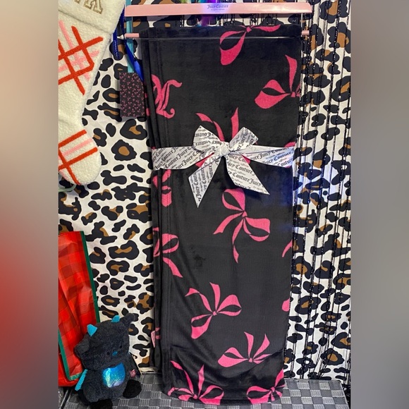 JUICY COUTURE HOME LARGE PLUSH PRINTED THROW - Picture 1 of 9